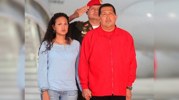 Chávez regresa animado a Venezuela tras la quimioterapia: "el primer bombardeo, un éxito"