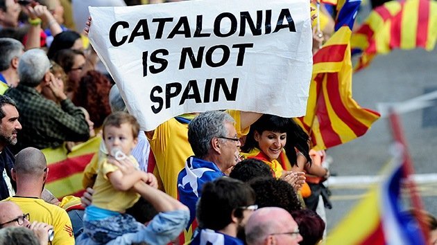 Video, fotos: Cadena humana de 400 km en Cataluña para 'desencadenarse' de España