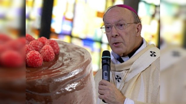 El líder de la Iglesia Católica belga recibe un pastelazo en plena misa