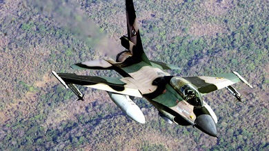 Irán evalúa su potencia aérea con un caza venezolano