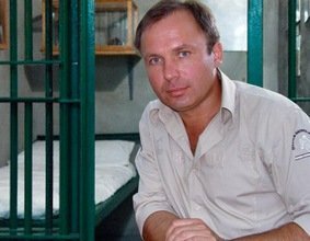 Los abogados del piloto ruso acusado de narcotráfico piden cerrar el caso