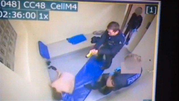 Video: Policías británicos disparan con una pistola eléctrica a un preso desnudo