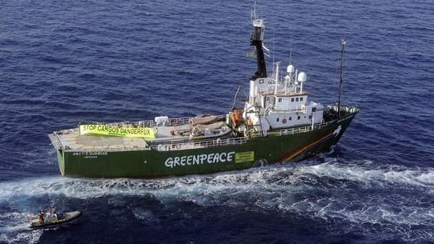 Un barco de Greenpeace entra en el Ártico pese a la prohibición rusa