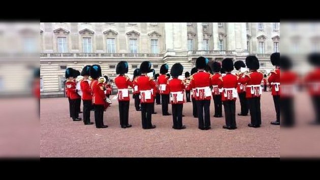 Guardia Real británica interpreta el tema musical de 'Juego de Tronos'