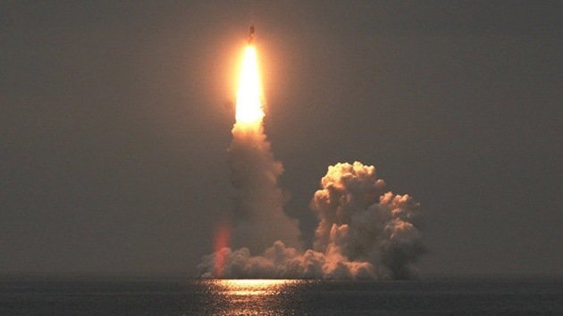 Un submarino nuclear ruso de clase Boréi sale al mar para probar el misil Bulava