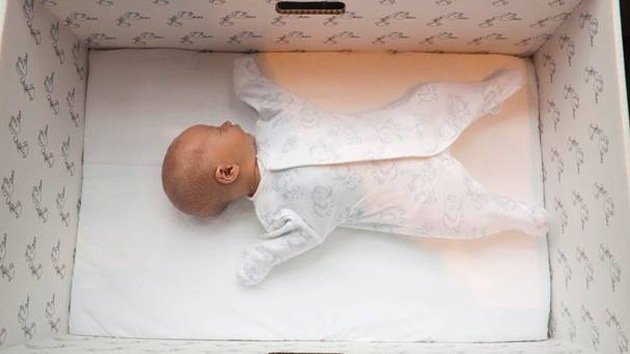 En Finlandia los bebés duermen en cajas de cartón