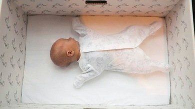 En Finlandia los bebés duermen en cajas de cartón