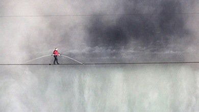 De EE. UU. a Canadá sobre un cable y por encima del Niágara