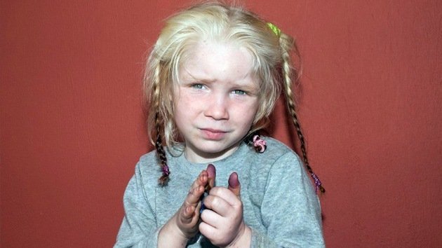 La Policía griega busca el origen de una niña ‘nórdica’ hallada en un poblado gitano