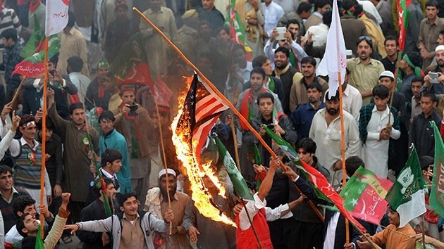 Fotos: Manifestantes en Pakistán bloquean una caravana de la OTAN por los ataques con 'drones'