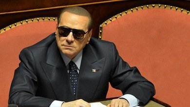 Berlusconi llama estúpidos a sus detractores fuera del Parlamento