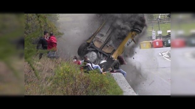 Espectadores burlan milagrosamente a la muerte en un accidente de rally