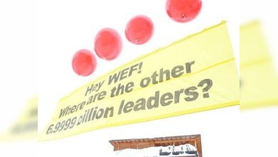 Las protestas en Davos exigen devolverle al hombre el poder del dinero