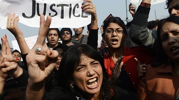 Fotos: enfrentamientos en la India en una protesta por la violación en grupo de una chica