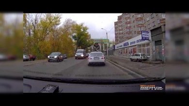 Un hoyo en asfalto se 'traga' un mezclador