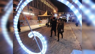 Galletas tradicionales y hockey en la Feria Navideña de San Petersburgo