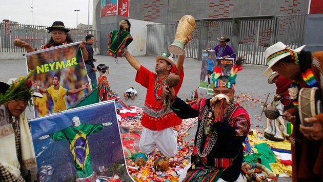 Fotos: Chamanes peruanos predicen al ganador del Mundial lanzando hojas de coca