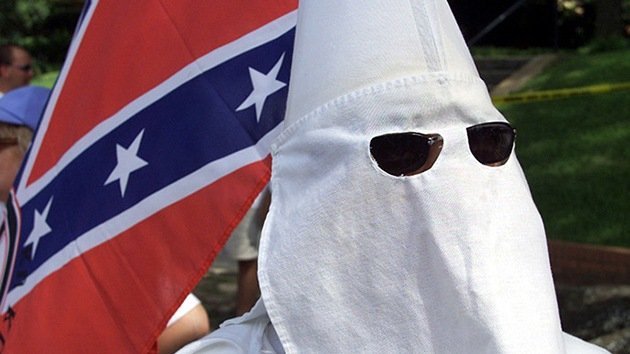 Anonymous: El Ku Klux Klan se infiltra en una protesta a favor de la Policía en Ferguson