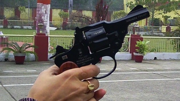 Lanzan en la India una pistola para mujeres en honor a la joven violada