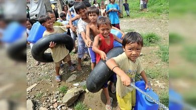 Internautas 'regalan' un barco a unos escolares que iban nadando a clase