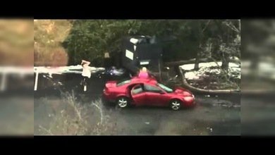 Misión imposible: botar la basura es una tarea titánica para estas chicas