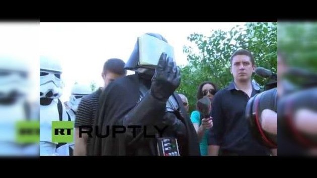 Impiden votar a Darth Vader en las elecciones de Ucrania por negarse a quitarse la máscara