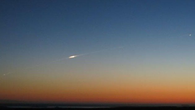 Tuitean desde las Malvinas fotos de la caída de un satélite europeo en el Atlántico