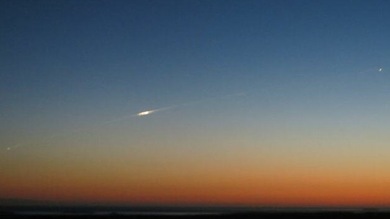 Tuitean desde las Malvinas fotos de la caída de un satélite europeo en el Atlántico