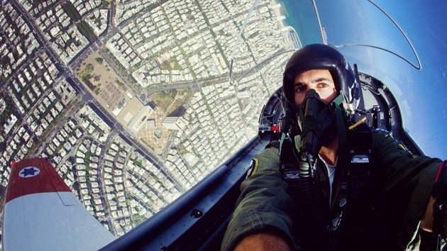Un piloto de caza israelí se tomó una foto en pleno vuelo acrobático sobre Tel Aviv
