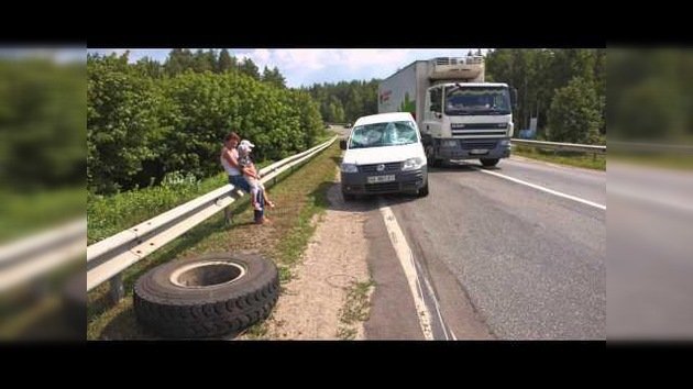 Una llanta fuera de control causa caos en una carretera en Rusia