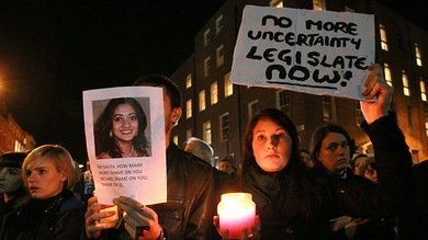 Le negaron la posibilidad de abortar porque "Irlanda es un país católico"