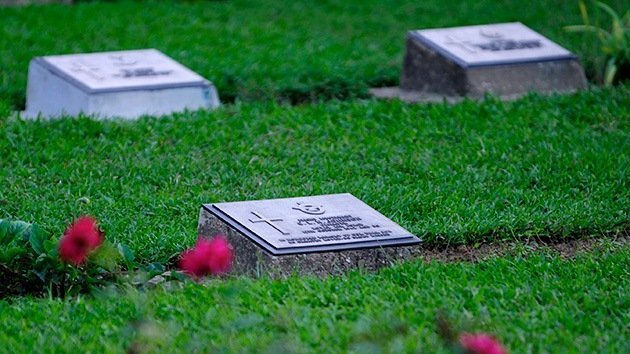 Estadounidense construye un cementerio en su patio para espantar a los vagabundos