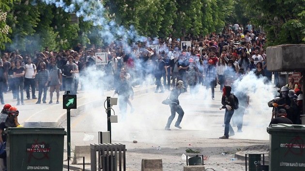 La Policía dispersa con gases a los manifestantes por la tragedia en la mina turca
