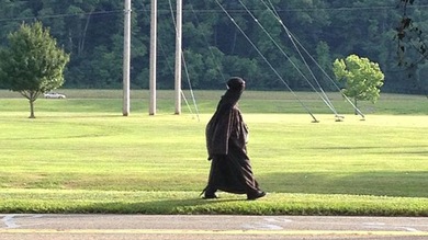 A lo Forest Gump: El misterio de la 'mujer de negro' obsesiona a los internautas de EE.UU.