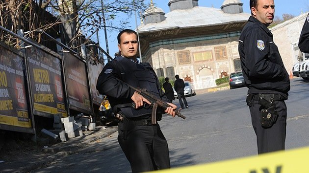 Conmoción en un suburbio de Estambul por un atentado suicida en un puesto policial