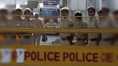 250 personas atrapadas bajo los escombros de una fábrica derrumbada en la India