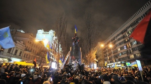 ¡Goodbye Lenin! Derriban en Kiev una estatua del líder bolchevique