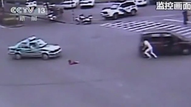 Video impactante: salvan a niña que salió de un coche en medio del tránsito