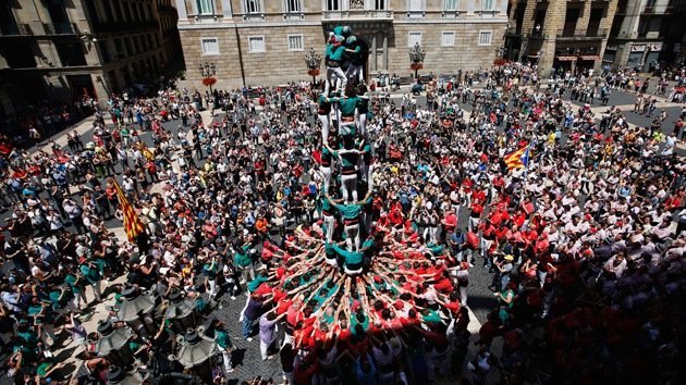 Video: Los 'castellers' alzan torres humanas en Europa por el derecho a decidir de Cataluña