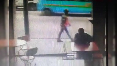 Un torpe ladrón se lleva un sorpresón