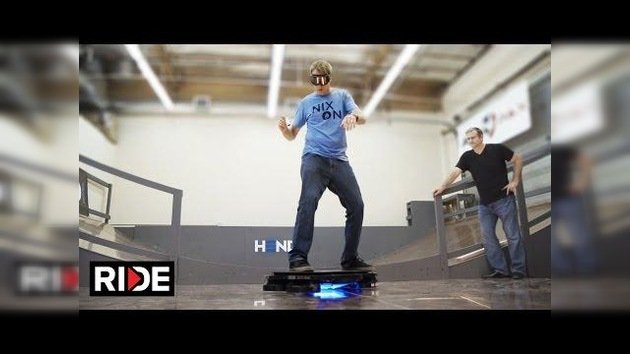 A lo Marty McFly: Tony Hawk prueba la patineta voladora de 'Volver al Futuro'