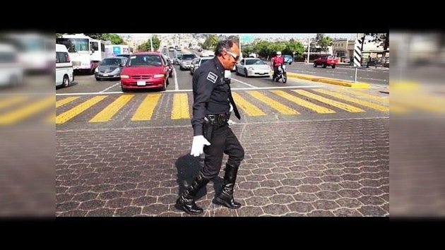 México: El policía que encandila a peatones y conductores al ritmo de Michael Jackson