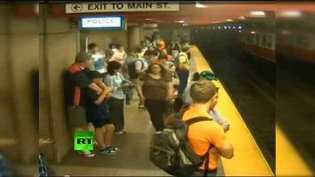 Video: Una mujer y su hijo, rescatados tras caer a las vías del metro