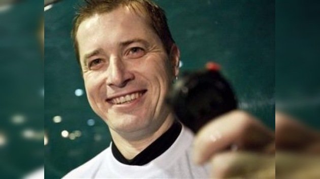 Un suizo bate el récord mundial de permanencia bajo el agua sin oxígeno