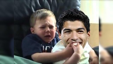 "Suárez me mordió un dedo": el futbolista uruguayo es blanco de bromas en Internet