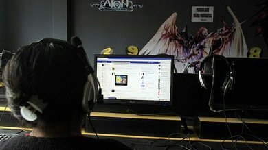Pese a Facebook, los buenos amigos aún se cuentan con los dedos de las manos