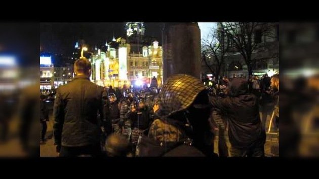 Manifestantes tratan de derribar el monumento a Lenin, en Kiev, Ucrania
