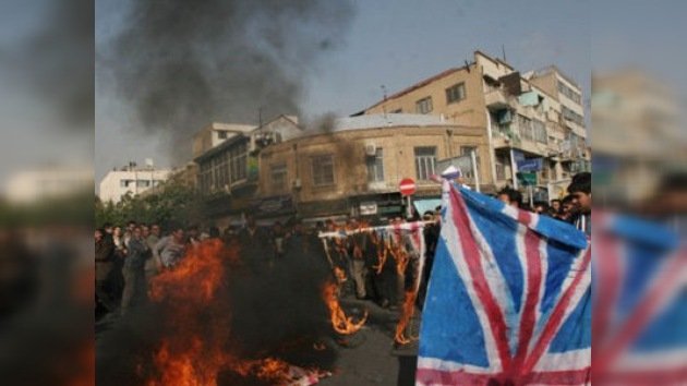 Manifestantes iraníes destrozan la embajada británica en Teherán 