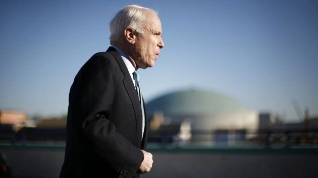 John McCain: El Senado podría discutir el suministro de armas a Ucrania en enero