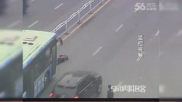 Una mujer intenta suicidarse lanzándose bajo un autobús